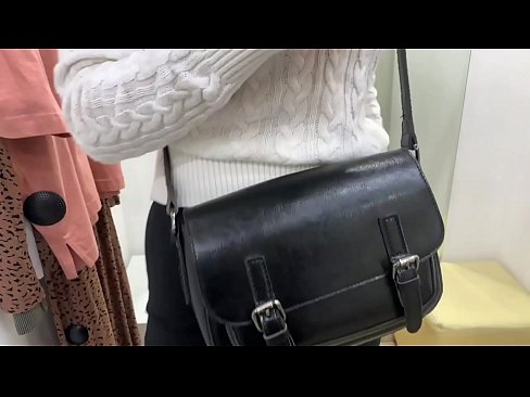 ❤️ Offentlig onani av den unga slynan FeralBerry med en dildo i provrummet ❤️ Porno at us