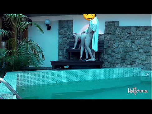 ❤️ Chefen bjuder in tjänsteflickan till poolen, men kunde inte motstå en het ❤️ Porno at us